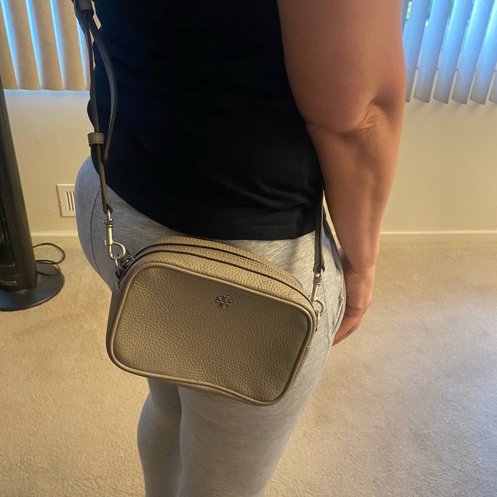 Tory Burch grey leather camera crossbody purse new - Picture 4 of 4